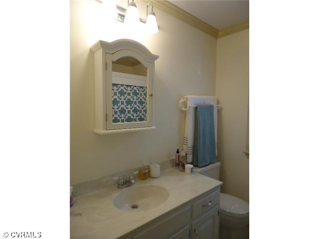 1431 Kingscross Road Midlothian, VA 23114 - Photo 15 of 21 Other - Hall Bath has tub, ceramic tile floor and tub surround.