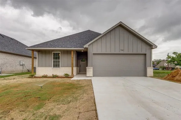 $304,900 | 706 Turner Street, Wolfe City, TX 75496