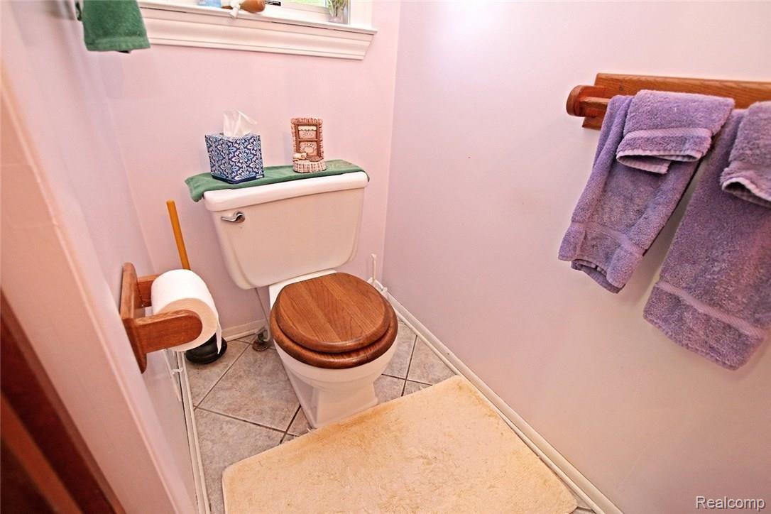 6451 Oakhill Road Clarkston, MI 48348 - Photo 36 of 52 36) Landry Bathroom.jpg