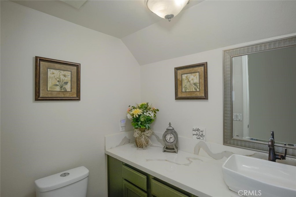 10424 Cartilla Court Rancho Cucamonga, CA 91737 - Photo 13 of 36 a bathroom with a toilet sink and mirror