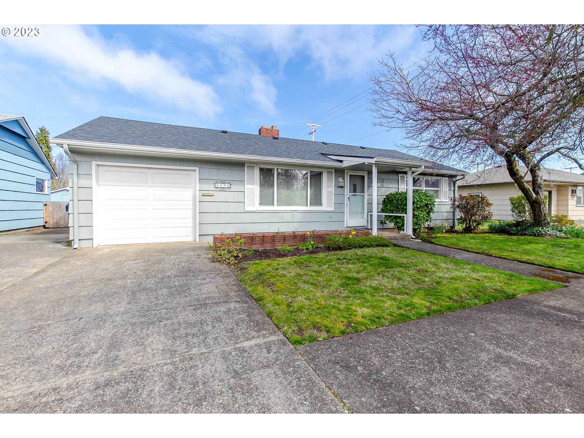 1390 Pleasant Street Springfield, OR 97477 - Photo 3 of 30 a front view of a house with garden