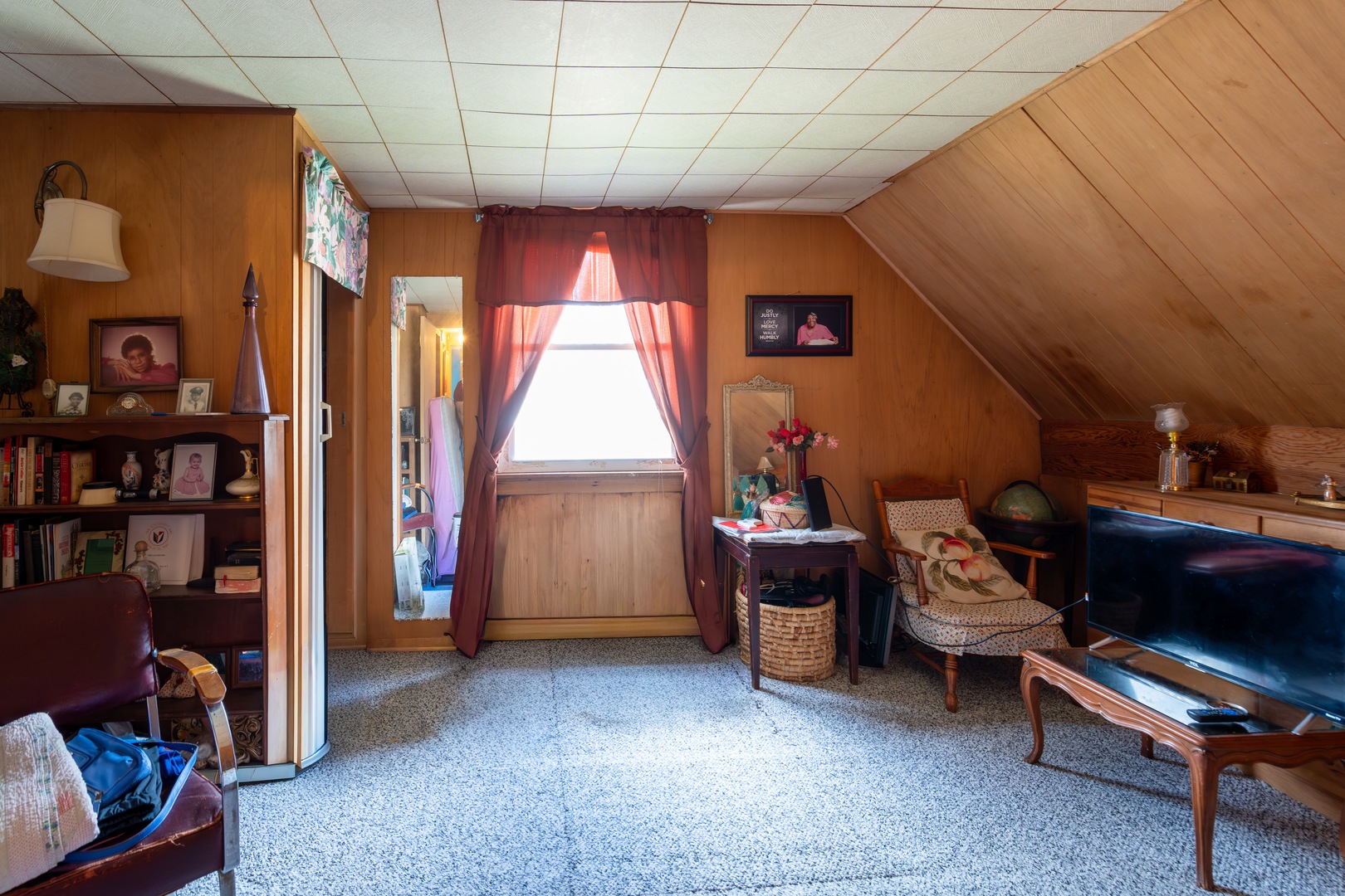 1744 Wesley Avenue Evanston, IL 60201 - Photo 20 of 31 a room with furniture and a window