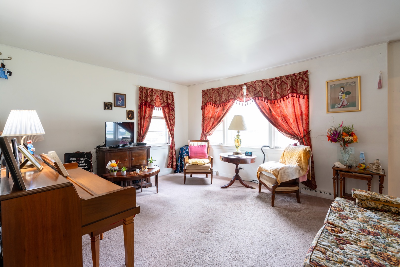 1744 Wesley Avenue Evanston, IL 60201 - Photo 2 of 31 a living room with furniture and a window