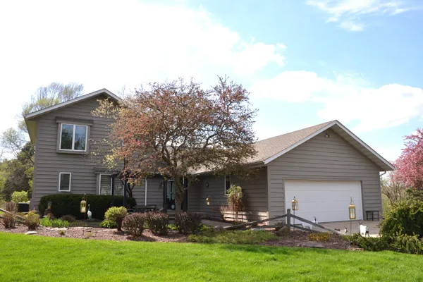 $795,000 | S79W29037 Frog Alley Road, Mukwonago, WI 53149