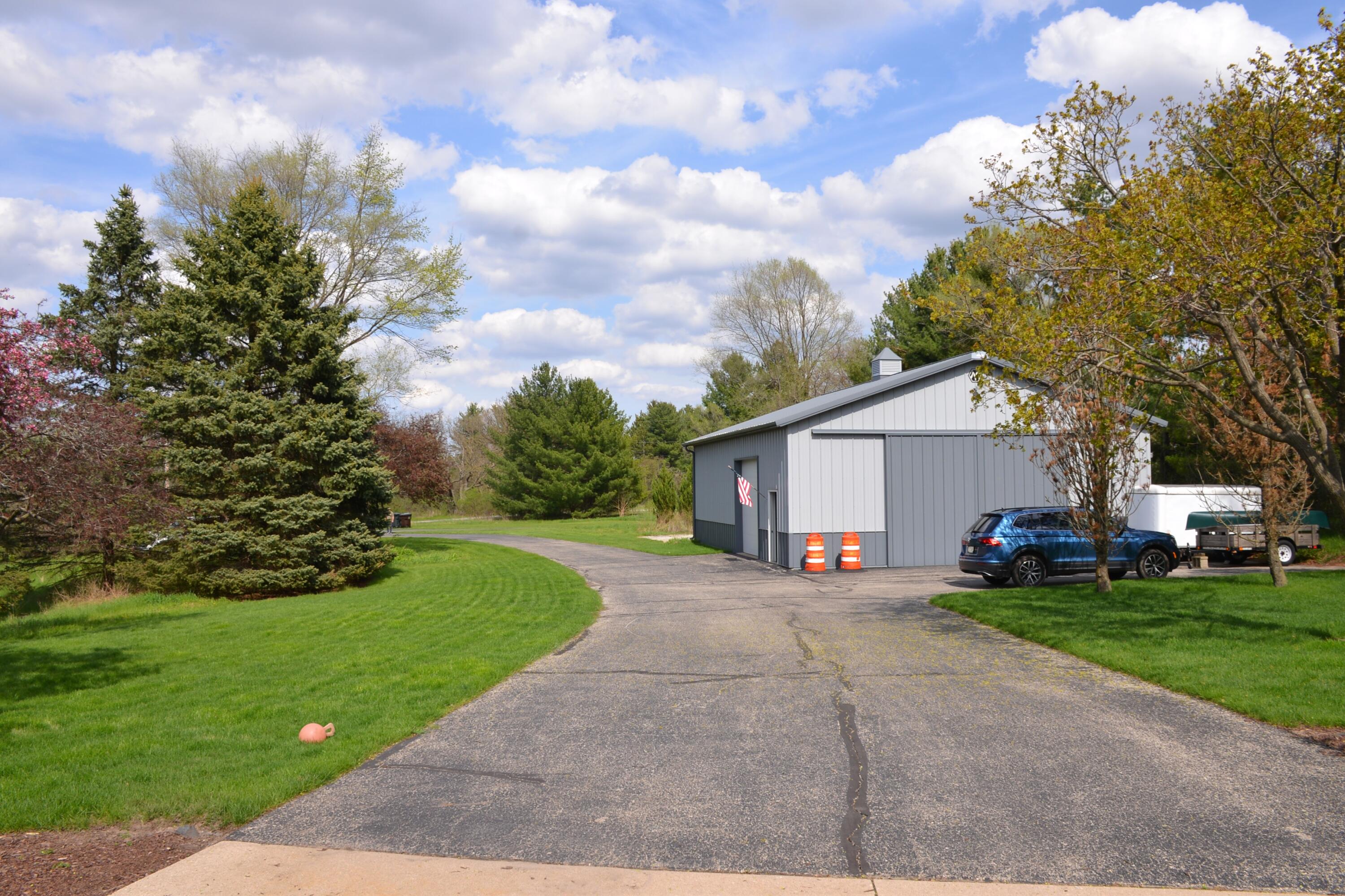 S79W29037 Frog Alley Road Mukwonago, WI 53149 - Photo 37 of 43 Driveway