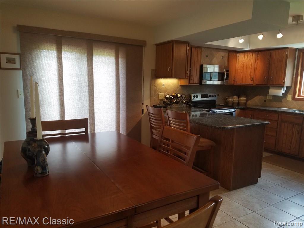565 Grace Avenue Rochester Hills, MI 48307 - Photo 5 of 55