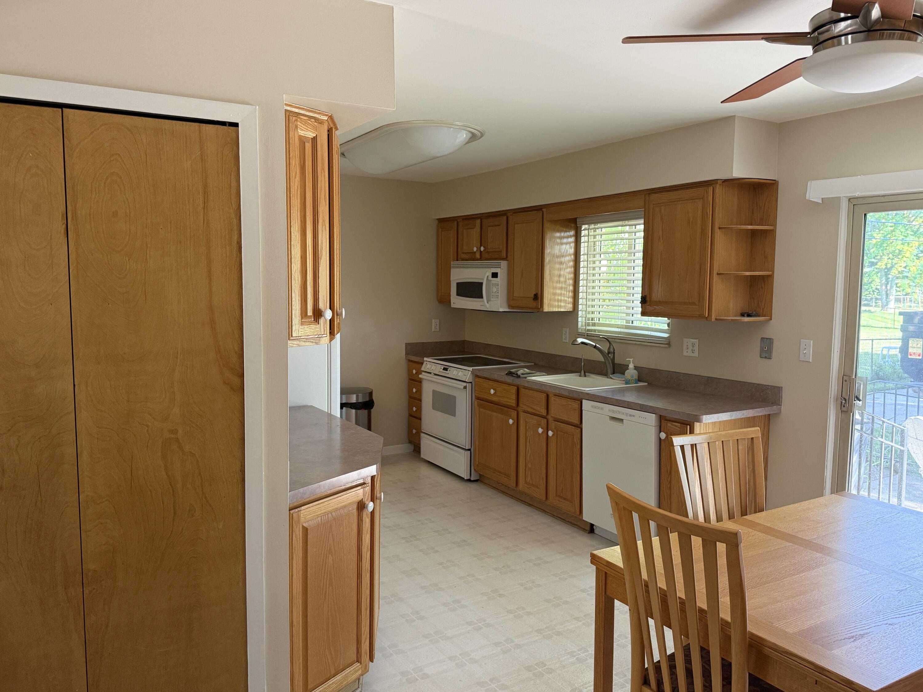 2060 Oakcrest Road Sterling Heights, MI 48310 - Photo 8 of 18 07