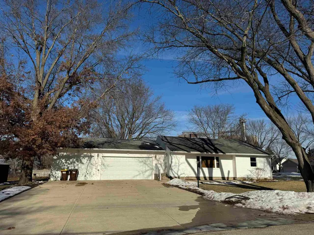 $250,000 | 305 West Pershing Street, Stillman Valley, IL 61084