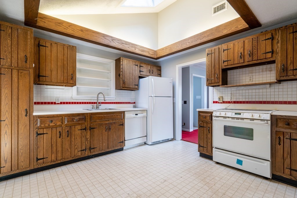 13 Tremlett Road Billerica, MA 01821 - Photo 10 of 26