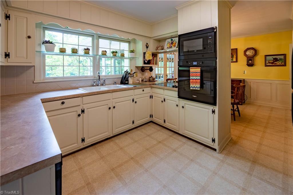 559 Welcome-Arcadia Road Lexington, NC 27295 - Photo 8 of 37 Large Kitchen with built in appliances