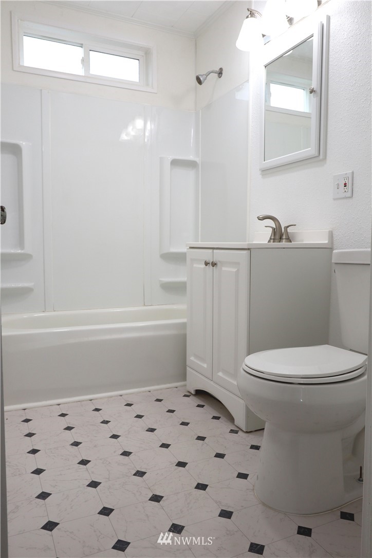 305 Fillmore Street Hoquiam, WA 98550 - Photo 11 of 23 a bathroom with a toilet and a shower