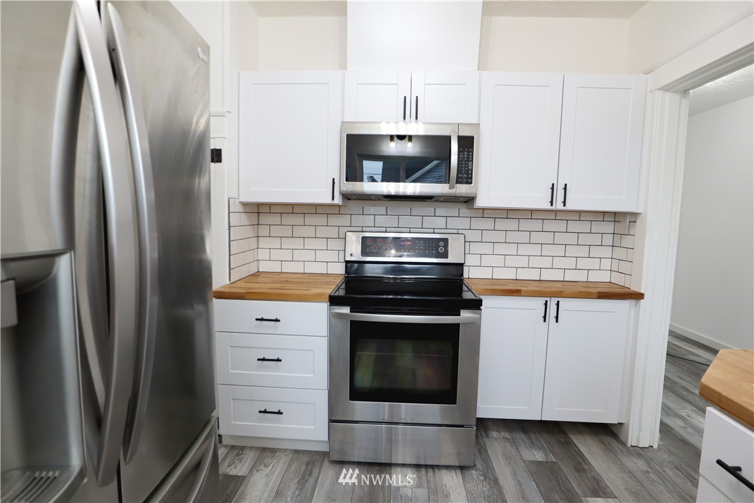 305 Fillmore Street Hoquiam, WA 98550 - Photo 7 of 23 a kitchen with stainless steel appliances a stove a microwave and a refrigerator