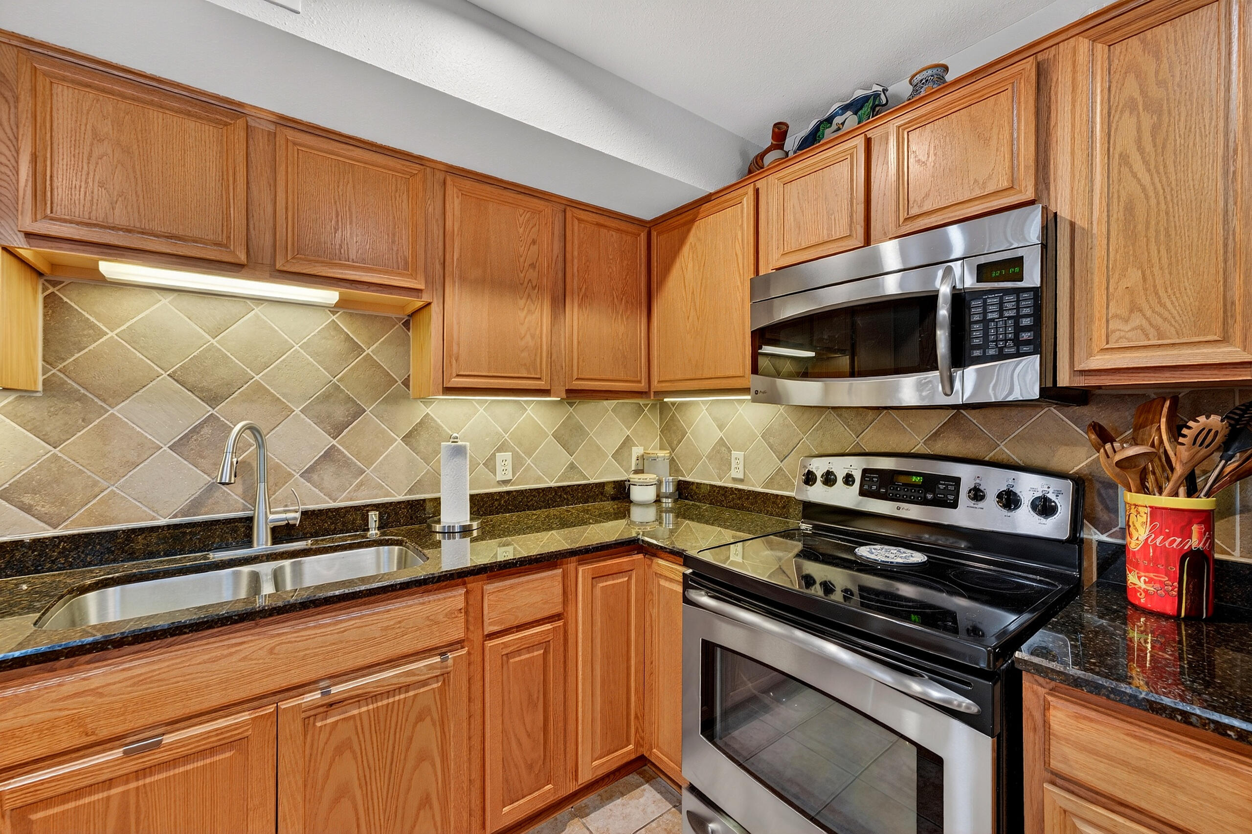 N16-w26593 Tall Reeds Lane, Unit H Pewaukee, WI 53072 - Photo 11 of 35 Tile Backsplash