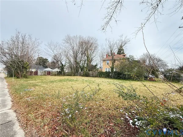 a view of a outdoor space with a house