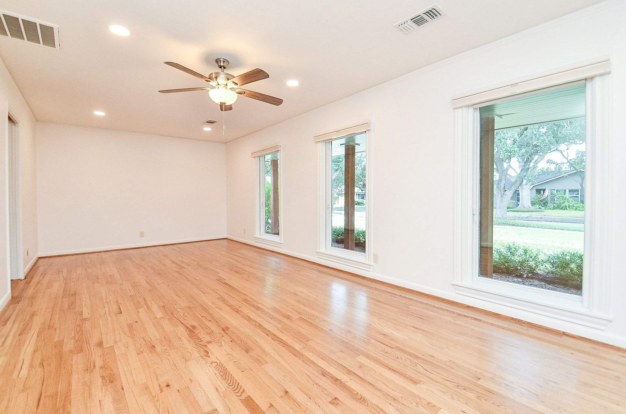 5127 Hummingbird Street Houston, TX 77035 - Photo 5 of 34 Gallery Image 5