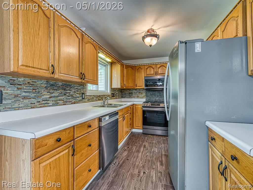 18338 Olmstead Riverview, MI 48193 - Photo 9 of 28