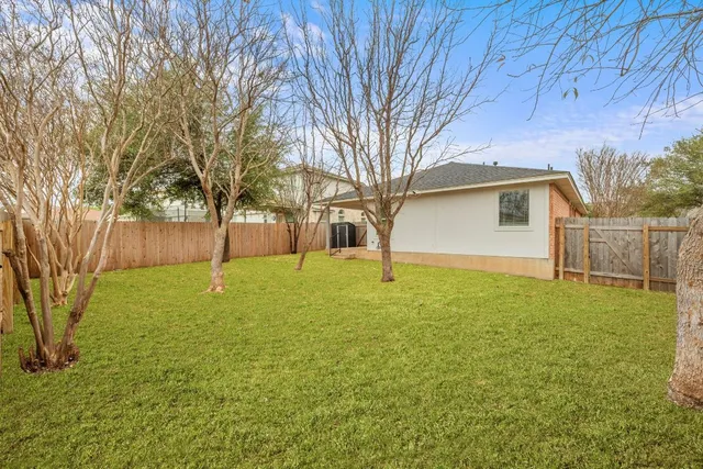 a house view with backyard space