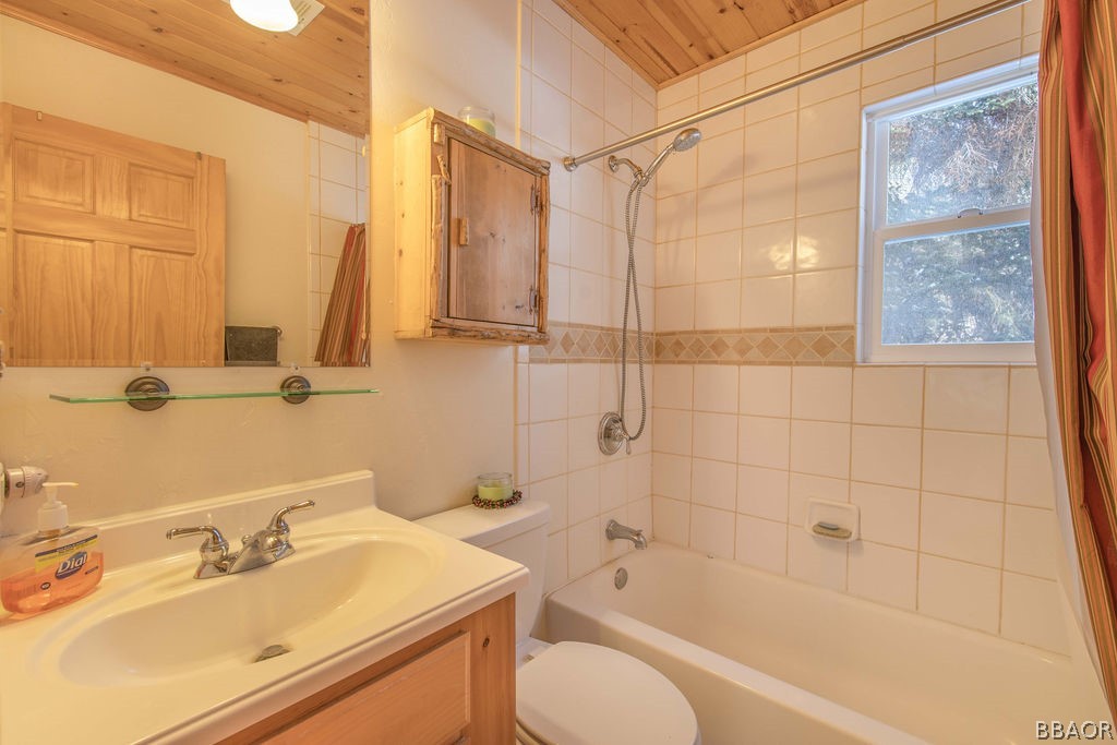 43132 Moonridge Road Big Bear Lake, CA 92315 - Photo 27 of 41 a bathroom with a sink mirror toilet and bathtub