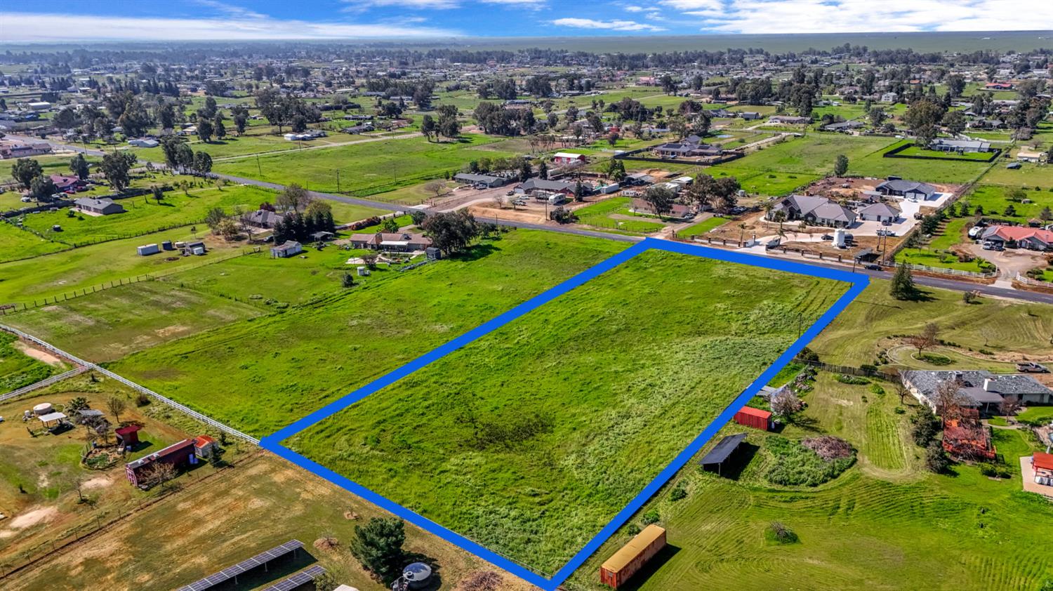 9999 Anaconda Road Madera, CA 93636 - Photo 2 of 20 a view of a tennis ground with a lots of trees