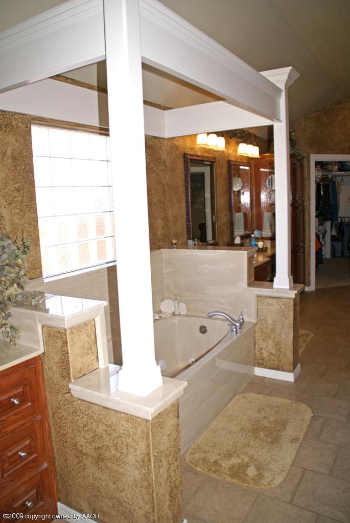 6910 Thunder Road Amarillo, TX 79119 - Photo 9 of 28 master bath
