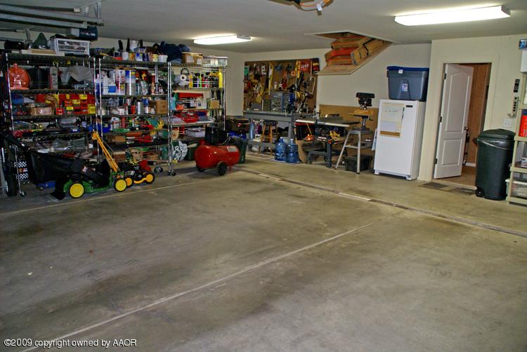 6910 Thunder Road Amarillo, TX 79119 - Photo 10 of 28 garage