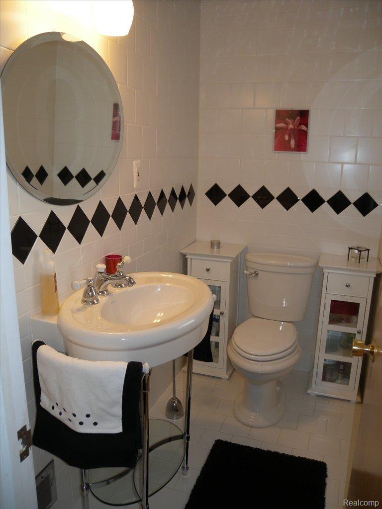 1982 Littlestone Road Grosse Pointe, MI 48236 - Photo 22 of 25 Half Bath