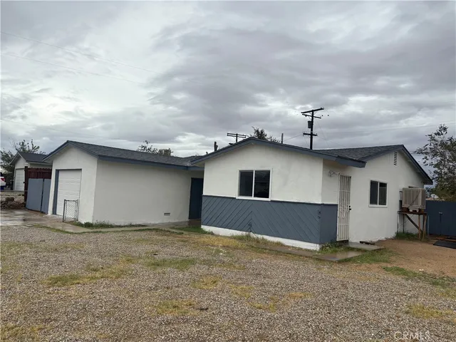 a house view with backyard space