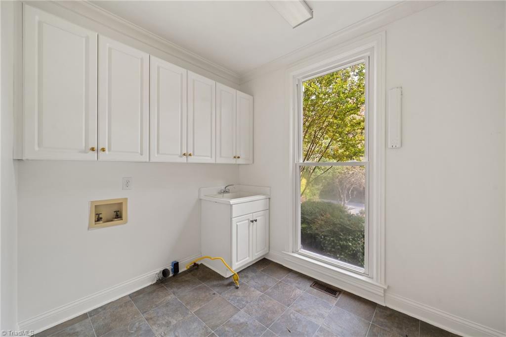 2804 County Clare Road Greensboro, NC 27407 - Photo 26 of 50 Laundry Room