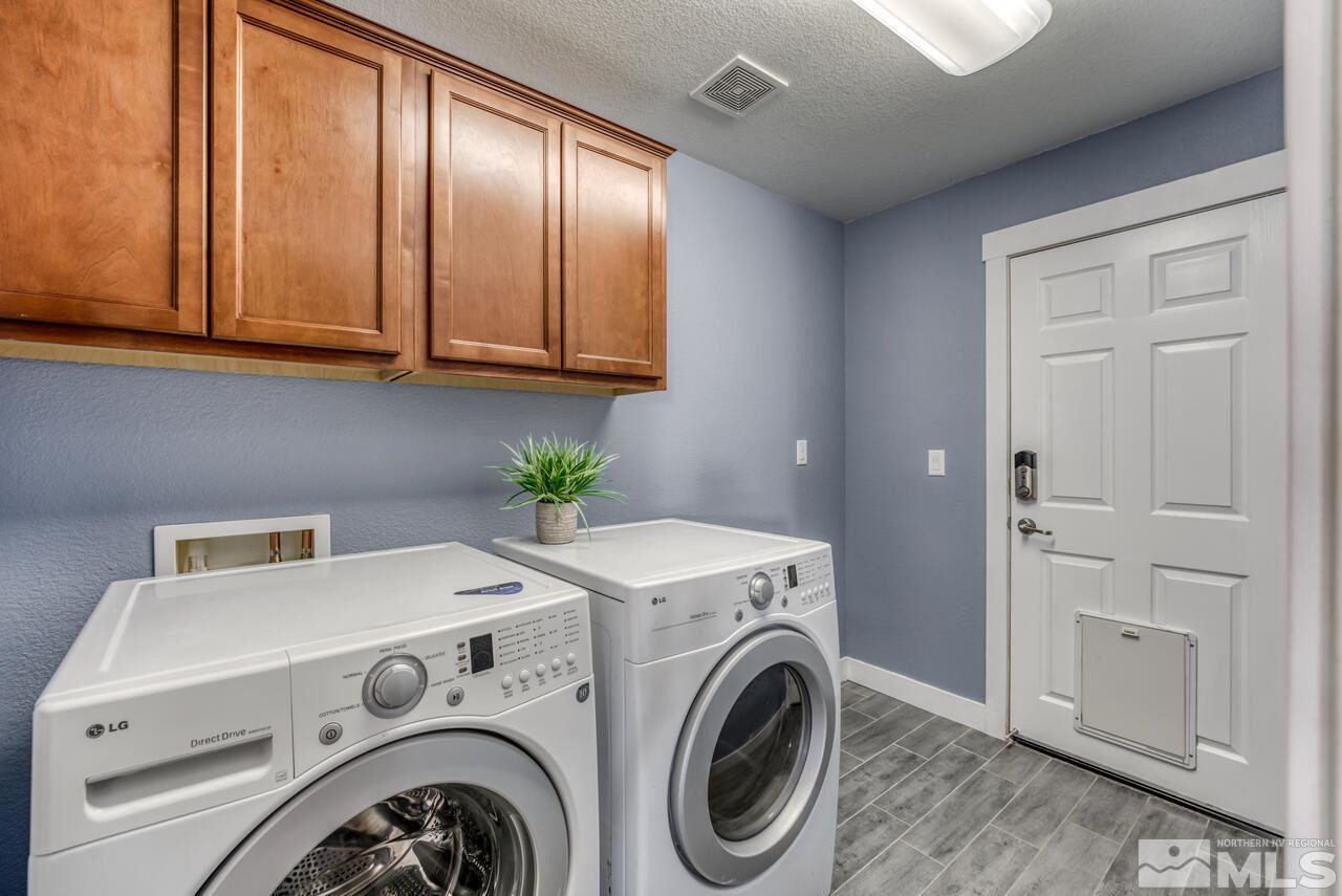 8935 Convair Way Reno, NV 89506 - Photo 32 of 39 a utility room with dryer and washer
