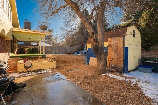 a view of a backyard