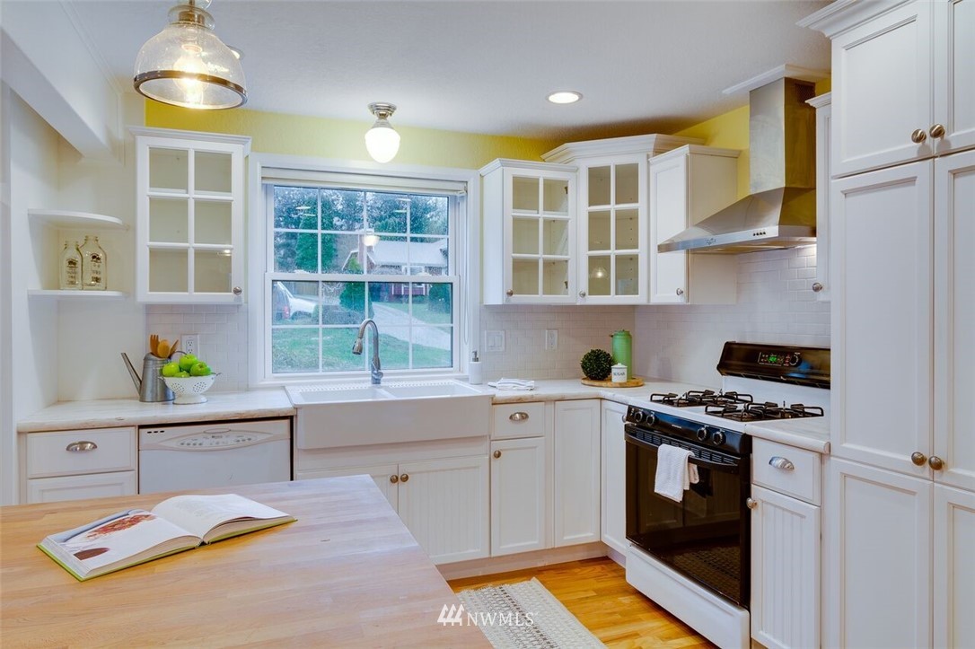 10038 Northeast 197th Street Bothell, WA 98011 - Photo 5 of 22