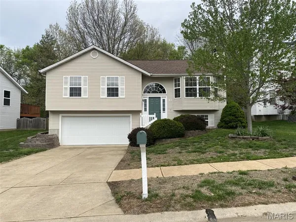 $325,000 | 12 Red Cedar Court, St. Charles, MO 63303