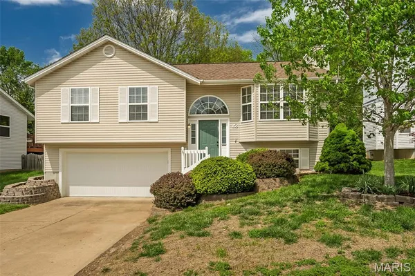 $325,000 | 12 Red Cedar Court, St. Charles, MO 63303