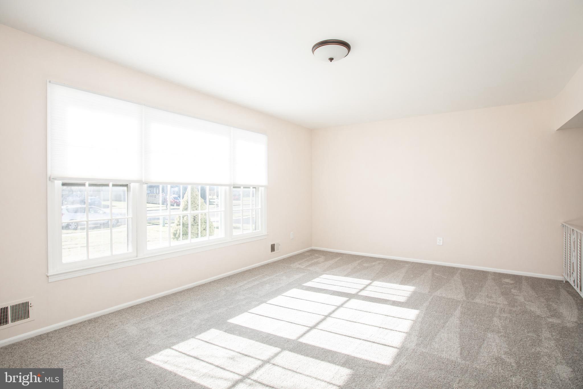 131 Hempstead Road Hamilton, NJ 08610 - Photo 7 of 36 Bright Sunny Living Room