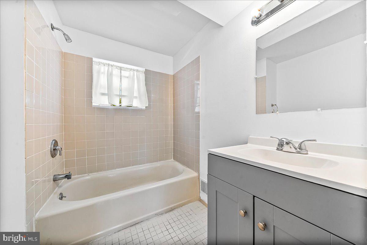 1242 Chestnut Street Marcus Hook, PA 19061 - Photo 24 of 32