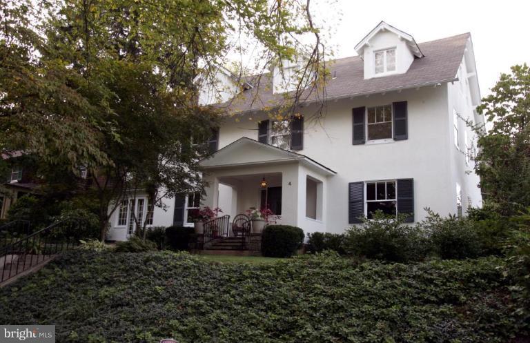 a view of a house with backyard and garden