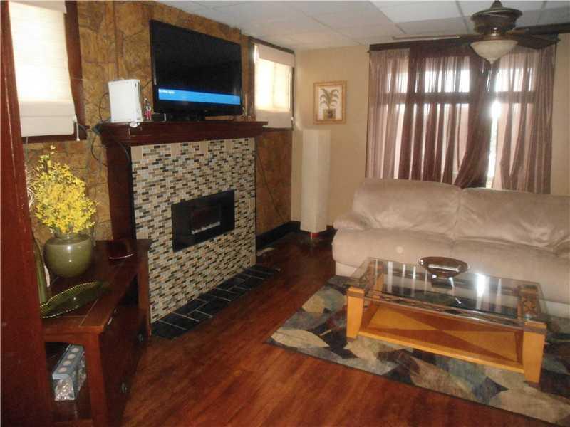 443 Phillips Avenue McKees Rocks, PA 15136 - Photo 10 of 15 Living Room.