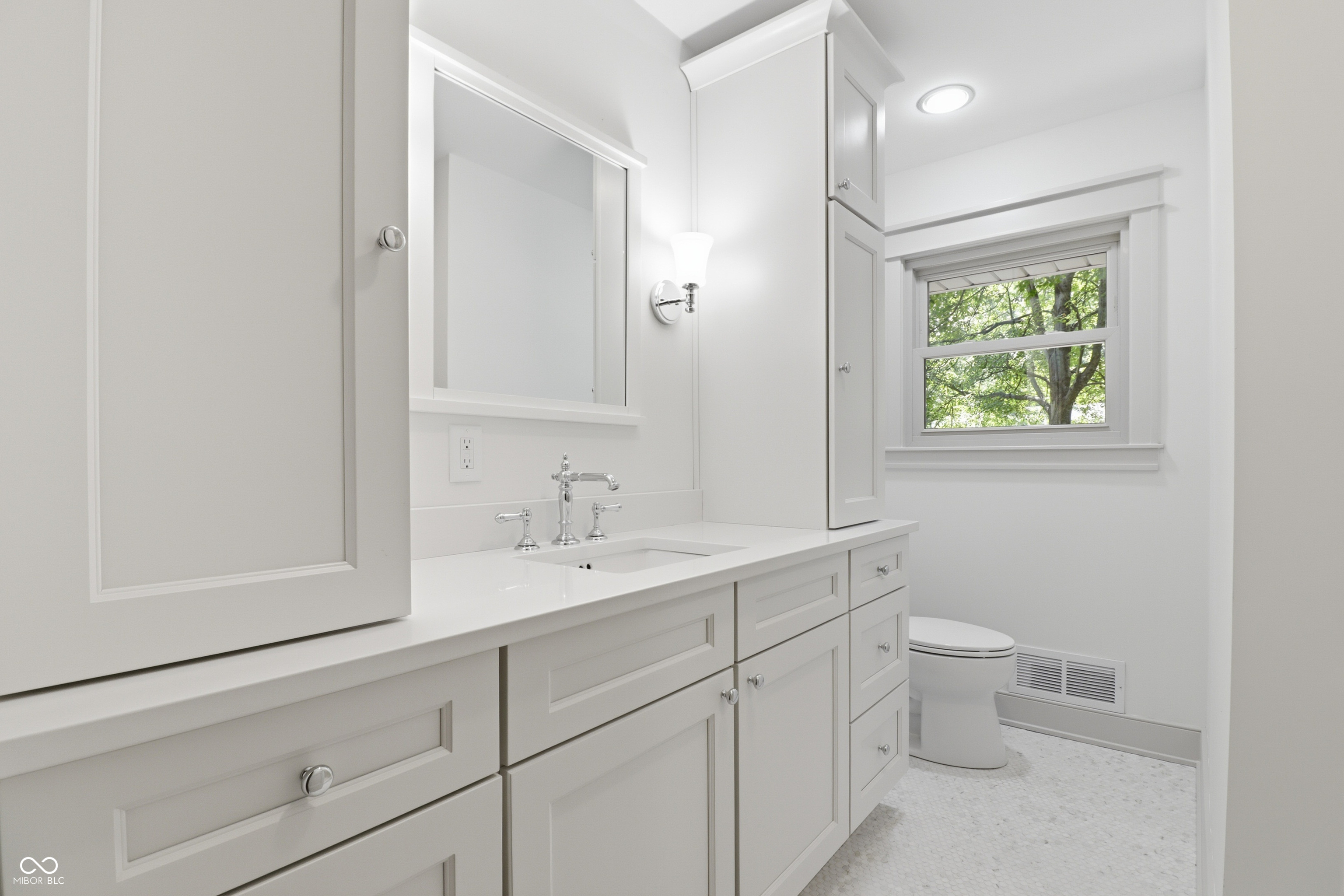 7703 Clarendon Road Indianapolis, IN 46260 - Photo 10 of 50 Gallery Image 10