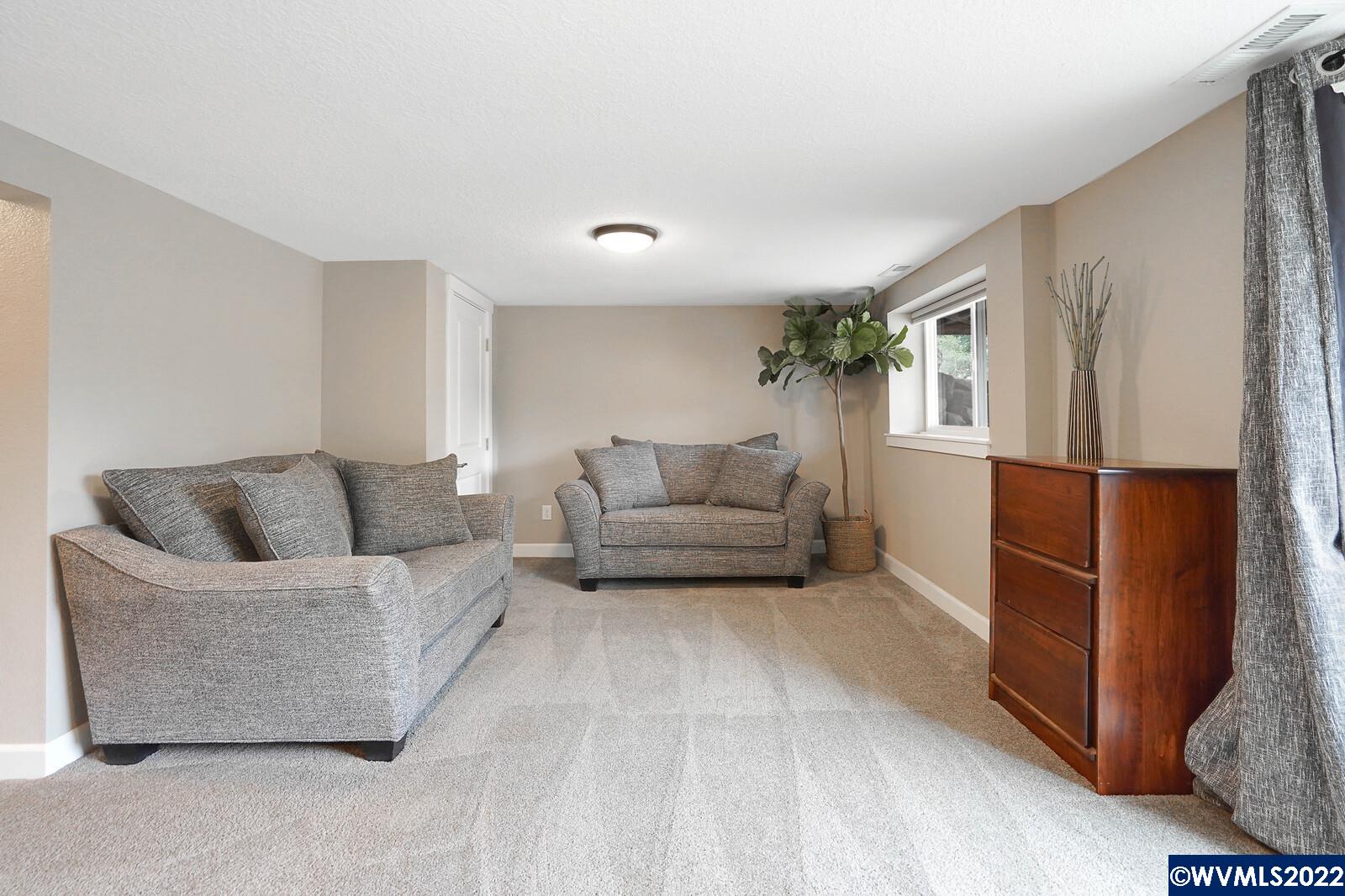 285 Southwest Jasper Street Dallas, OR 97338 - Photo 28 of 37 Gallery Image 28