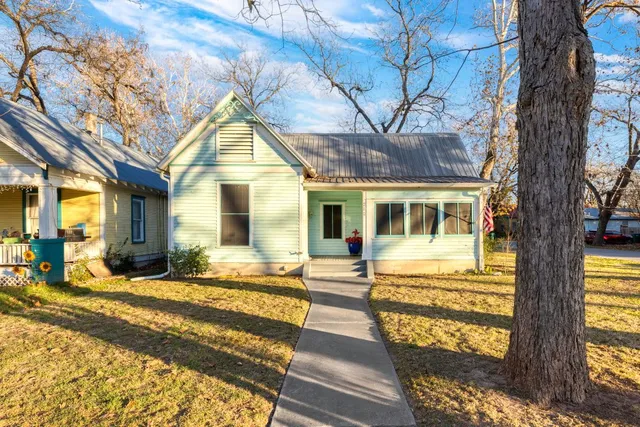 $349,000 | 200 Gresham Street, Smithville, TX 78957