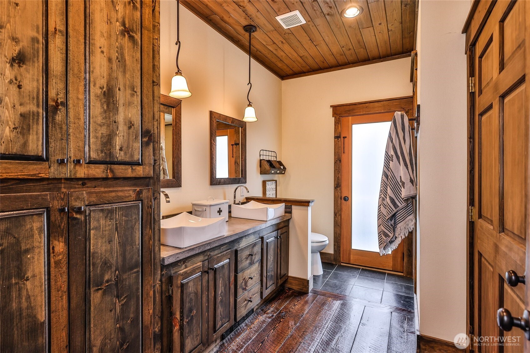 8105 Icicle Road Leavenworth, WA 98826 - Photo 26 of 40 a bathroom with a double vanity sink and a mirror