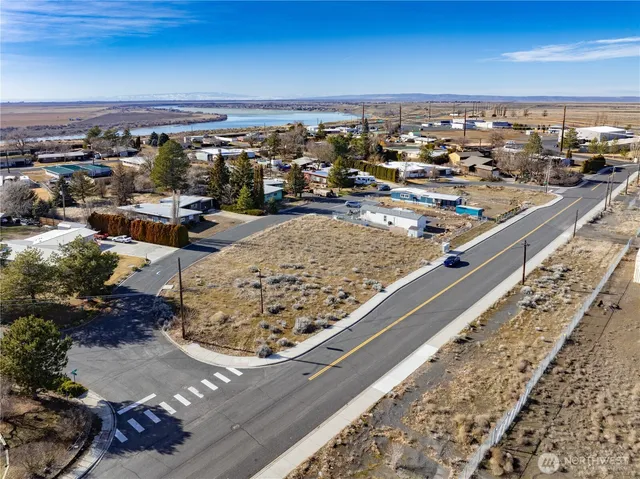 a view of a parking area
