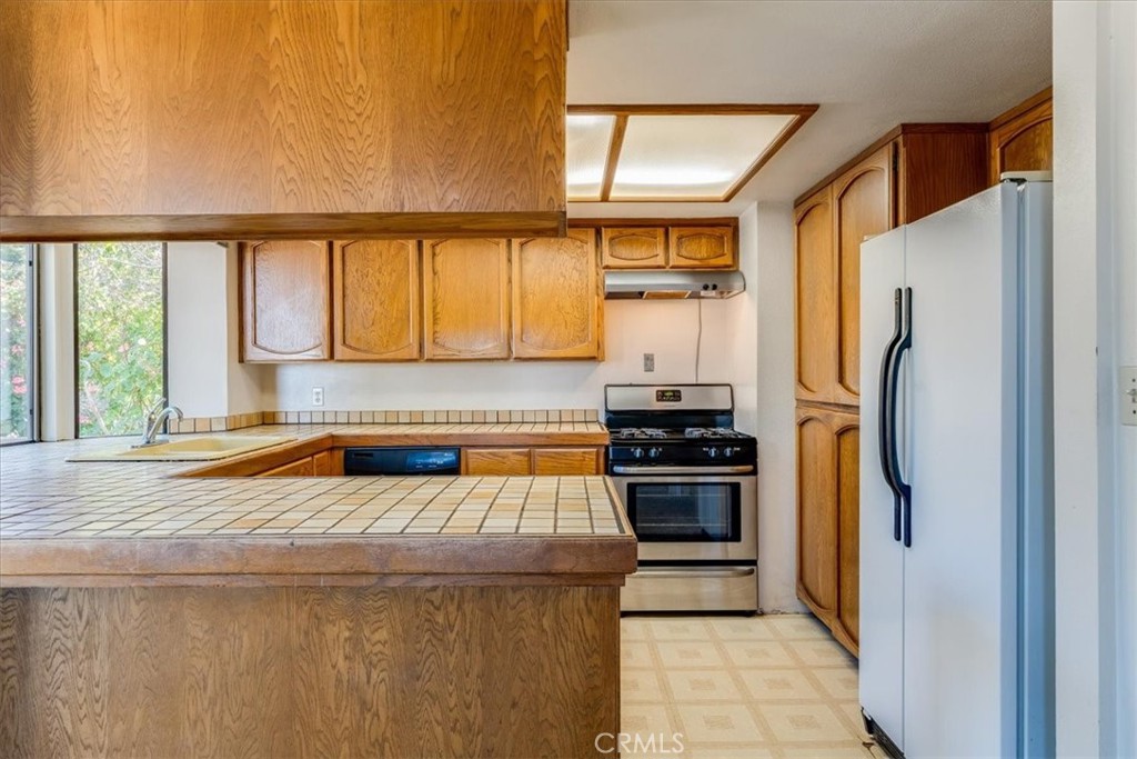 470 Warwick Street Cambria, CA 93428 - Photo 14 of 47 a kitchen with a stove a refrigerator and a sink