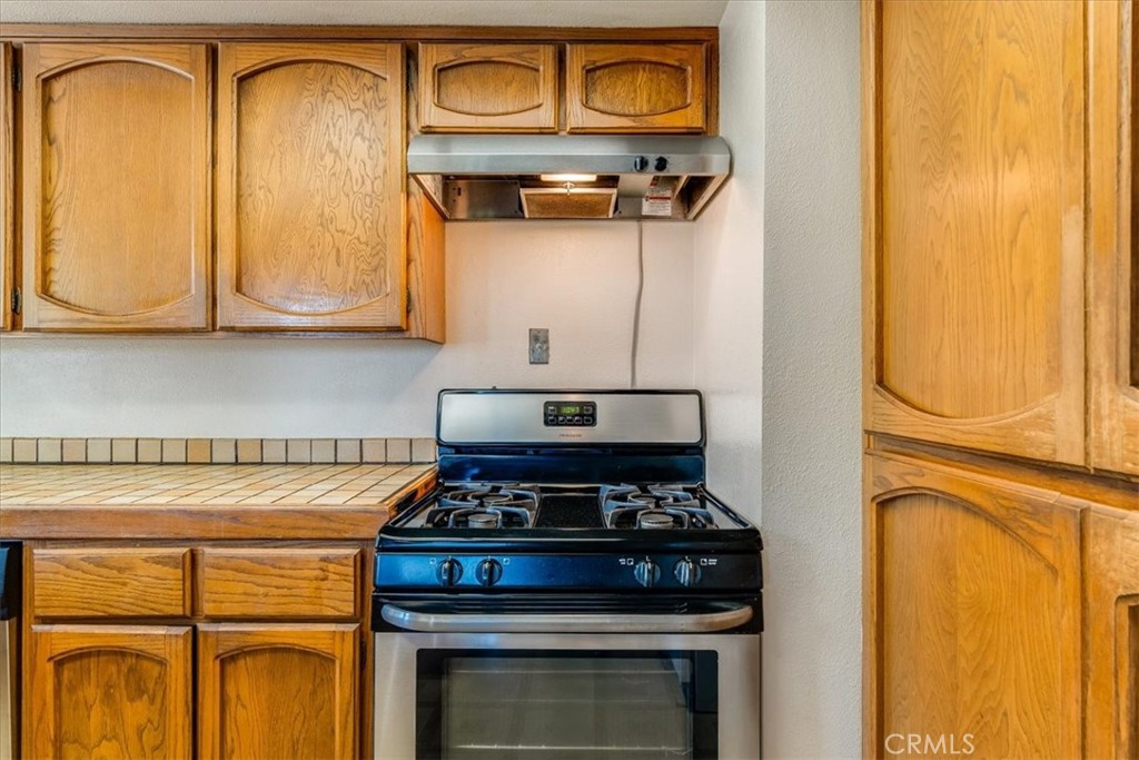 470 Warwick Street Cambria, CA 93428 - Photo 17 of 47 a kitchen with a stove and a microwave