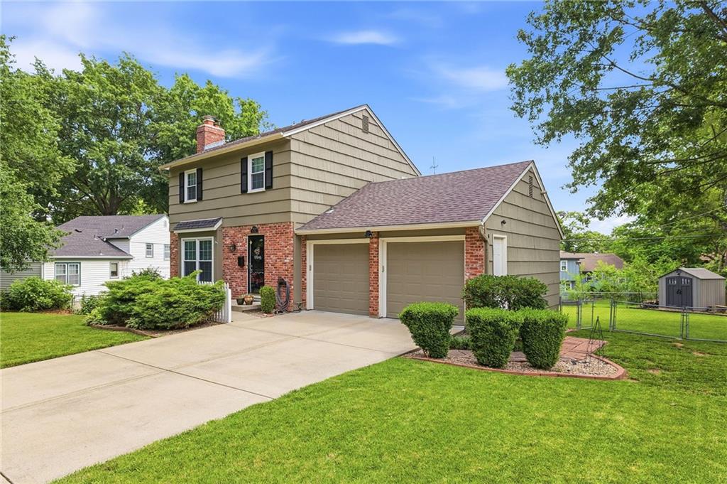 9529 Eby Street Overland Park, KS 66212 - Photo 2 of 38