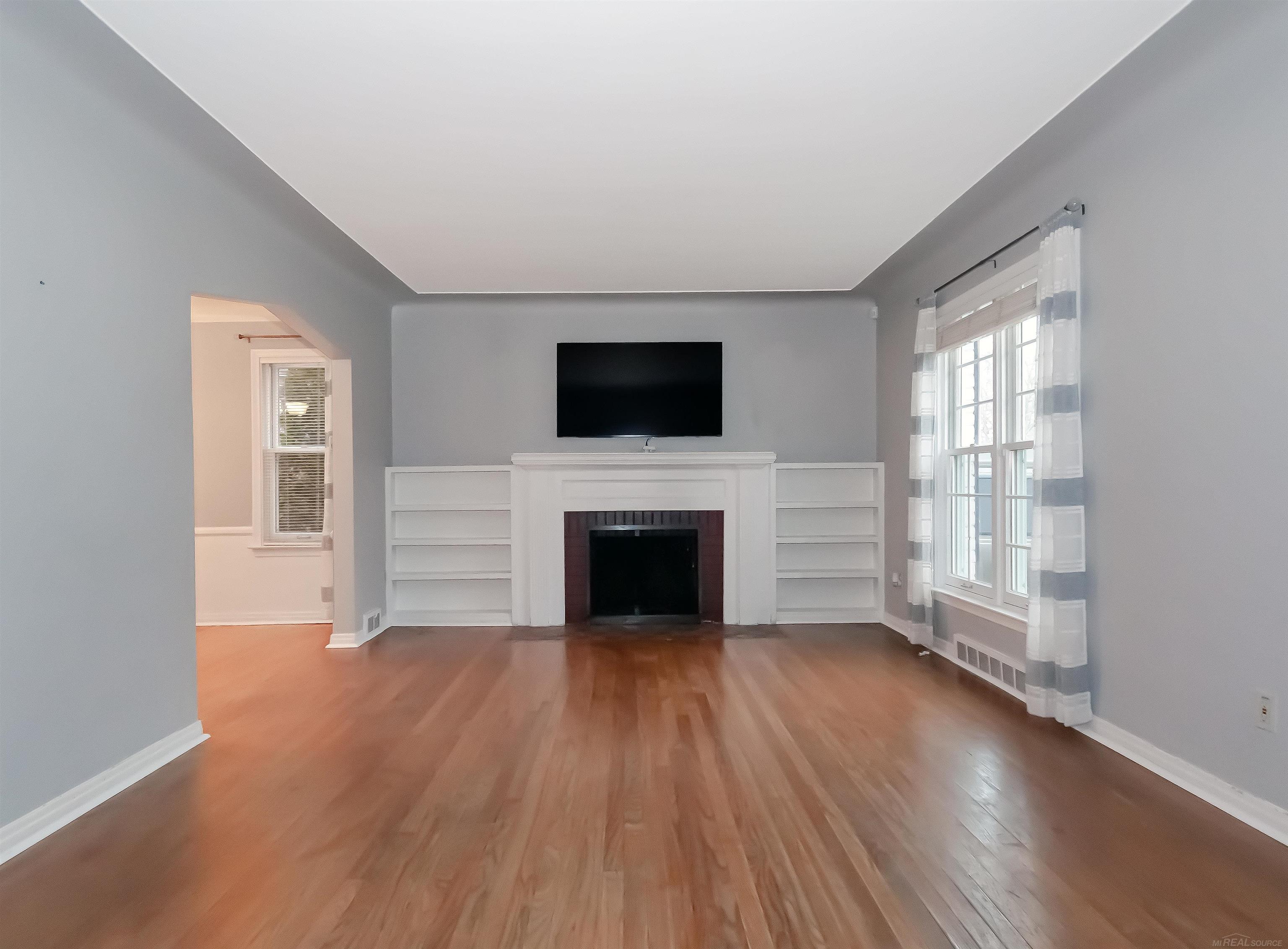 1891 Oxford Road Grosse Pointe Woods, MI 48236 - Photo 4 of 34