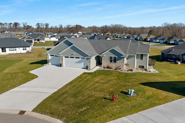 $575,000 | 2121 Durum Court, Suamico, WI 54313