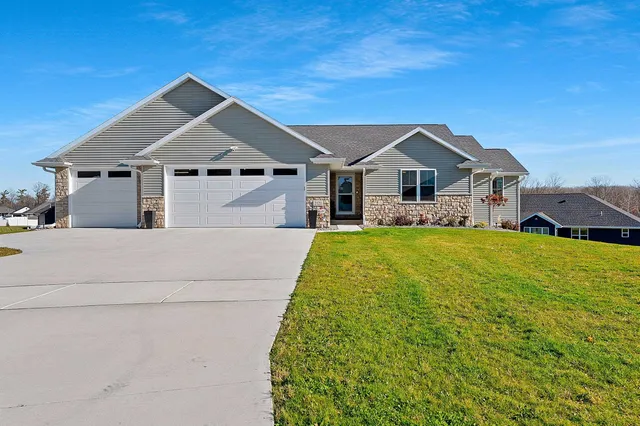 $575,000 | 2121 Durum Court, Suamico, WI 54313