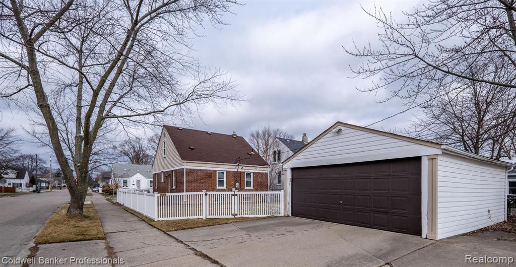 1089 Cambridge Road Berkley, MI 48072 - Photo 33 of 34