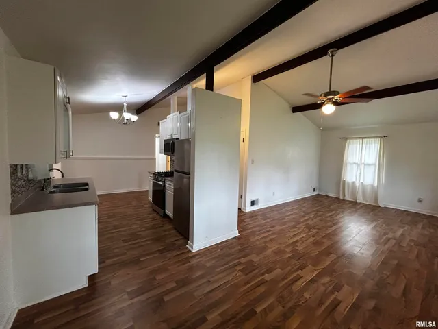 $1,349 | 1328 Hilltop Drive, Pekin, IL 61554